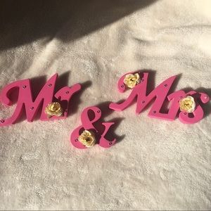 Mr. & Mrs. Signs 🤵🏻👰🏻